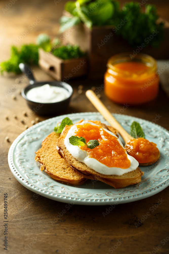 Toasts with cream cheese and citrus jam Toasts with cream cheese and citrus jam
