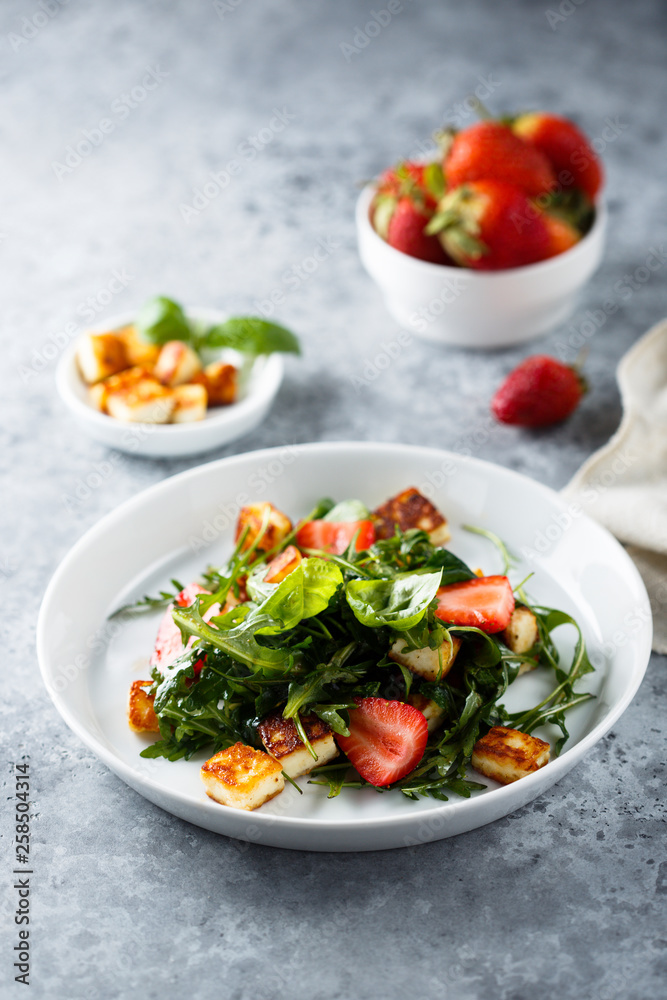 Arugula salad with strawberry and grilled cheese Arugula salad with strawberry and grilled cheese