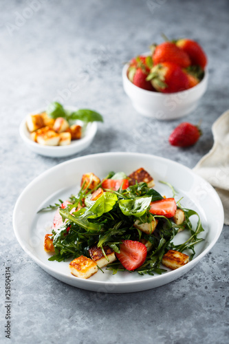 Arugula salad with strawberry and grilled cheese
