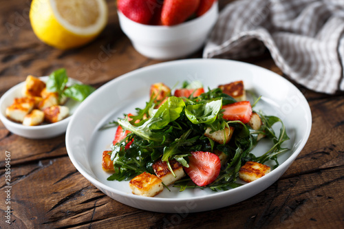 Arugula salad with strawberry and grilled cheese