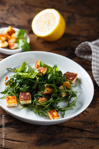 Arugula salad with grilled cheese
