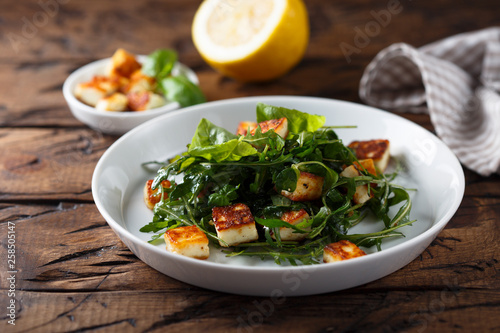 Arugula salad with grilled cheese