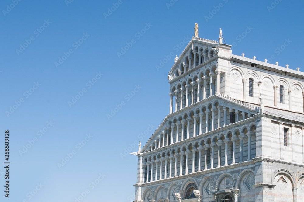 Pisa: detail of the Duomo facade in Piazza dei Miracoli field