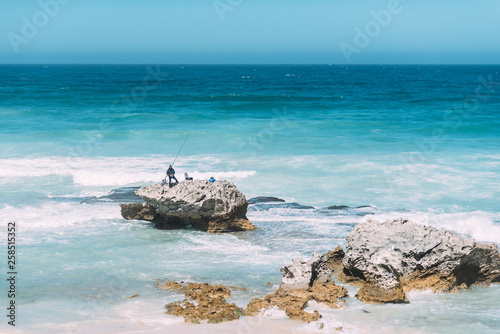 Einsamer Angler auf Felsen in Südafrika photo