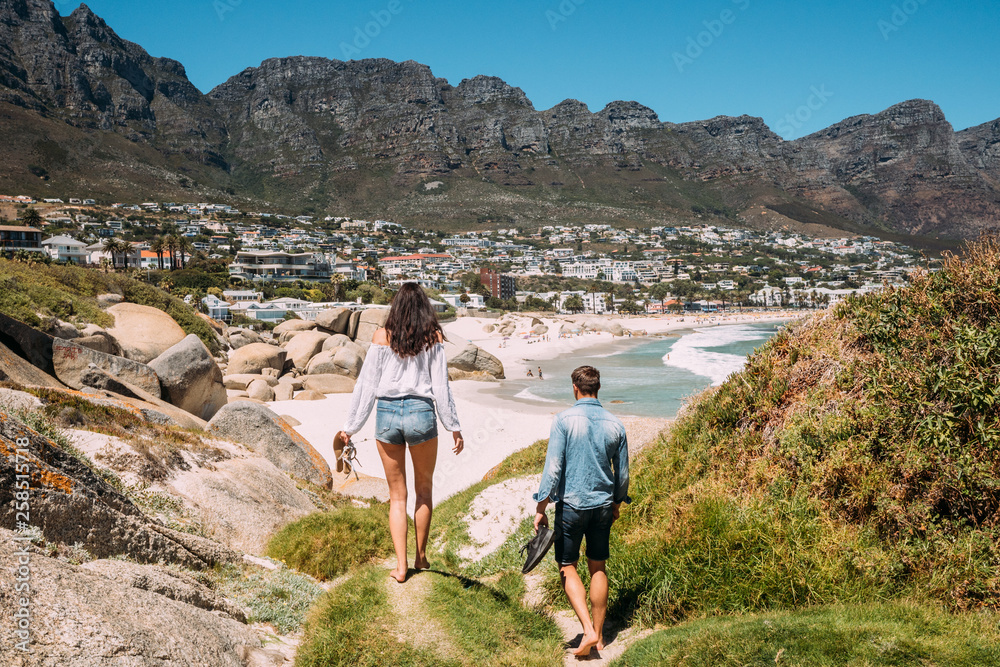 Naklejka premium Junges Paar in Camps Bay Südafrika