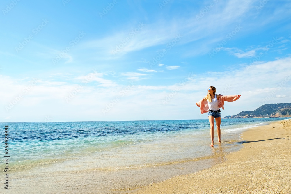 Portrait of young beautiful woman in tropical destination island beach with the ocean background. Joy of summer holidays concept. Close up, copy space Portrait of young beautiful woman in tropical destination island beach with the ocean background. Joy of summer holidays concept. Close up, copy space