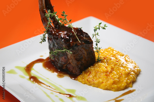 Bilde på lerret chuleton de credo con risotto al azafran y salsa de papelon, jengibre y soya