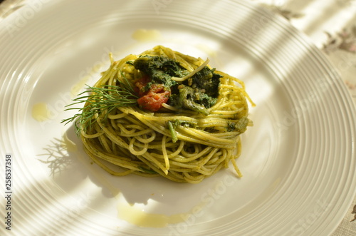 Spaghetti con pomodorini e finocchietto selvatico.  photo