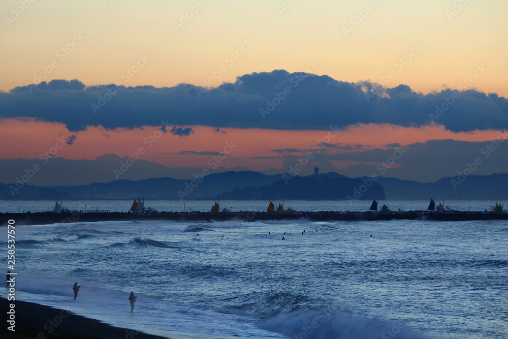 夜明け前の湘南の海
