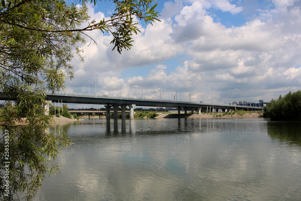 Bridge the river net in summer, fishing on the boat environment of the lake drained waste