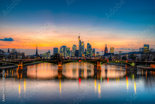 Die Skyline von Frankfurt am Main am Abend © Frank Wagner