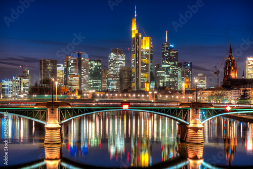 Die Skyline von Frankfurt am Main am Abend