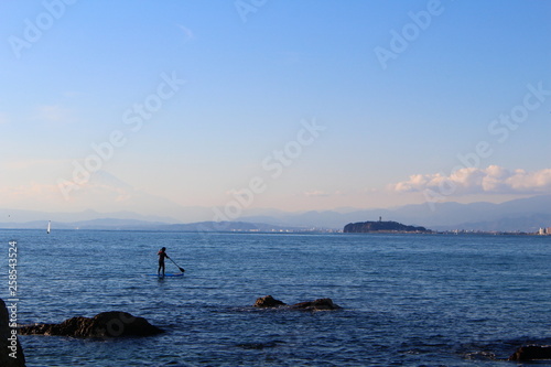 青い海と江ノ島