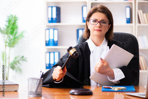 Bilde på lerret Middle-aged female doctor working in courthouse