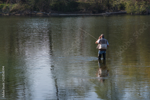 pescatore che pesca nel fiume