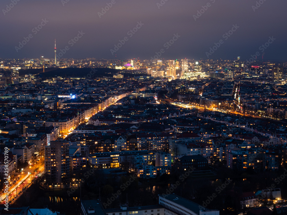 Obraz premium Berlin bei Nacht mit Blick Richtung Westen
