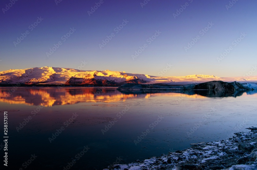 Fototapeta premium Vivid sky over Iceland's Landscape during winter. 