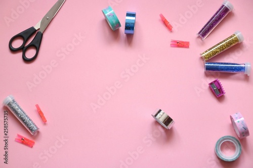 Kolorowe akcesoria papiernicze, wyposażenie szkolne