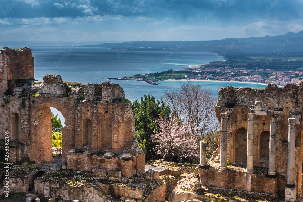 Φωτογραφία Ruins of Ancient Greek Theater of Taormina (Tauromenion in Greek), Metropolitan area of Messina, Eastern Sicily, Italy