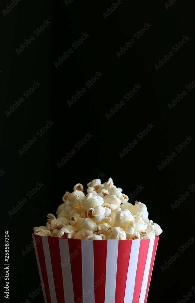 Wunschmotiv: Popcorn con tag su uno sfondo nero #258587704