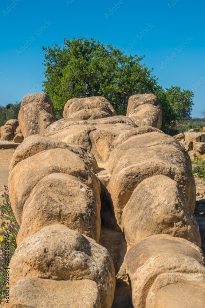 Φωτογραφία Gaint Atlas sculpture, Temple of the Olympian Zeus, Valley of the Temples, Agrigento , Sicily, Italy