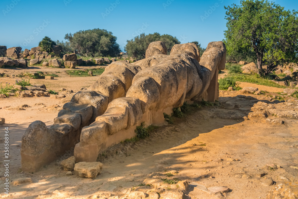 Φωτογραφία Gaint Atlas sculpture, Temple of the Olympian Zeus, Valley of the Temples, Agrigento , Sicily, Italy