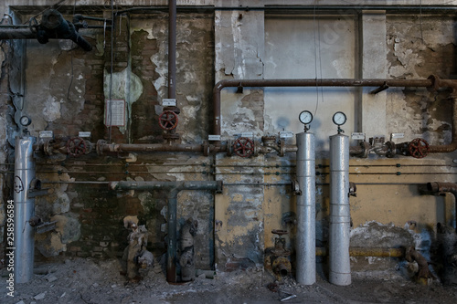 Old industrial equipment inside an abbandoned factory © Simone