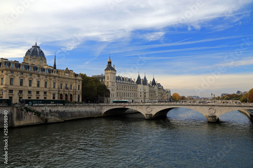 Seine River in Paris, France © bayazed