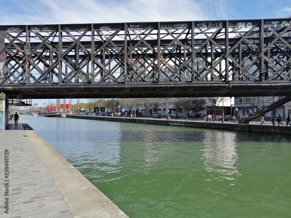 Naklejka premium Canal pont bâtiment 