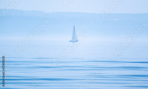 Segelboot am Bodensee, Segelyacht im Meer © DANLIN Media GmbH