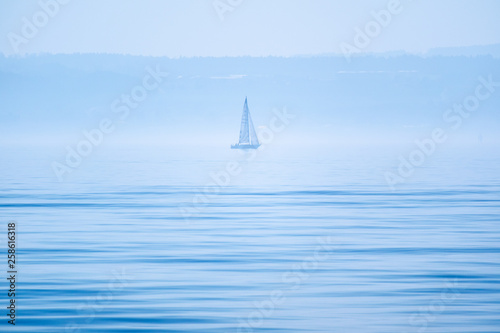 Segelboot am Bodensee, Segelyacht im Meer © DANLIN Media GmbH