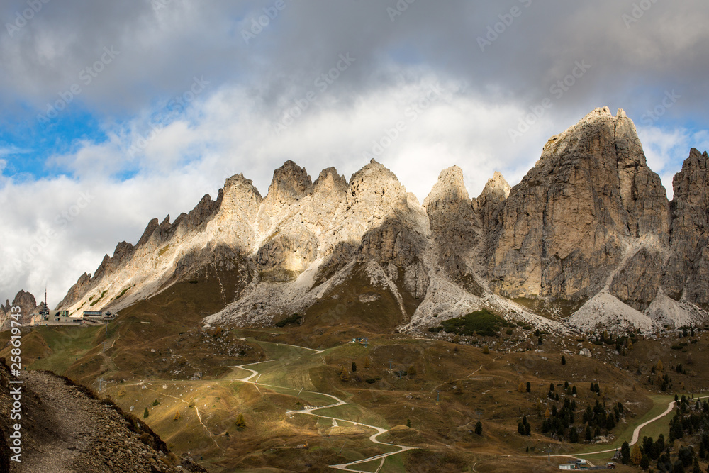 Obraz premium Cirspitzen above Dantercepies in the Dolomites, South Tyrol. Sunny Mountain Peaks with Dramatic Light