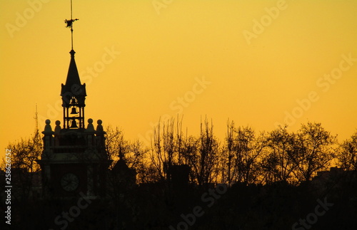 CIELO DORADO SOBRE EL PERFIL DE LA CIUDAD, SKYLINE,  AL AMANACER, ALBA, CREPÚSCULO, NARANJA, ROJIZO, PUESTA DE  SOL,