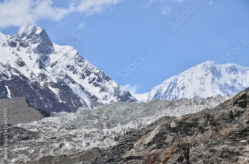 パキスタンの上部フンザのパスー 美しい山とパスー氷河
