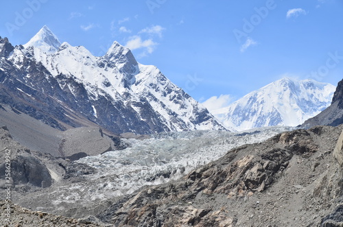 パキスタンの上部フンザのパスー 美しい山とパスー氷河