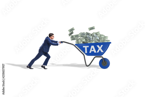 Photo Businessman pushing wheelbarrow full of money in tax concept