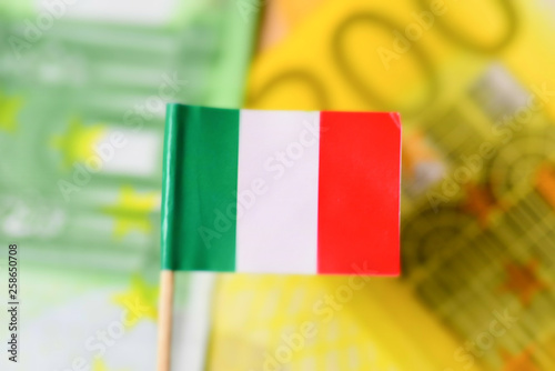 Flagge von Italien und Euro Geldschein im Hintergrund
