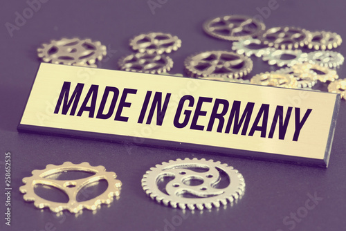 Verschiedene Zahnräder und ein Schild mit dem Slogan Made in Germany