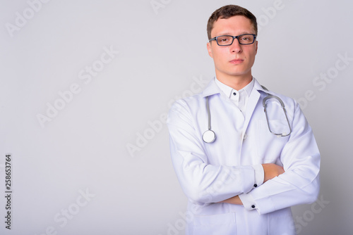 Portrait of young man doctor with arms crossed © Ranta Images