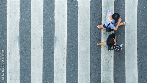 Foto the top view of couple people walk across the pedestrian crosswalk in white and