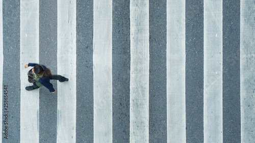 Fotografia the top view of person walk across the pedestrian crosswalk in white and grey pa