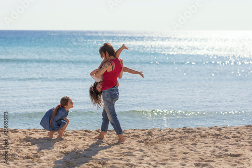 Obraz na plátně Giocando in spiaggia con la mamma