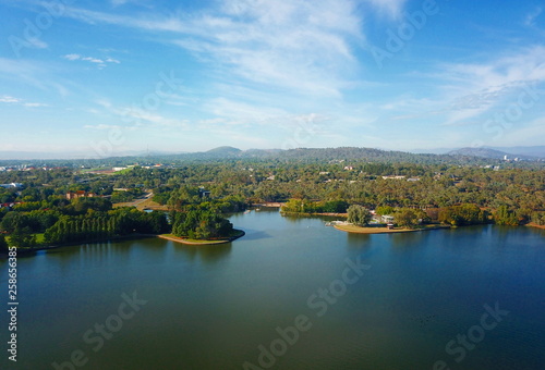 Panoramic view of Canberra (Australia) in daytime, featuring Lake Burley Griffin and Parliament House.