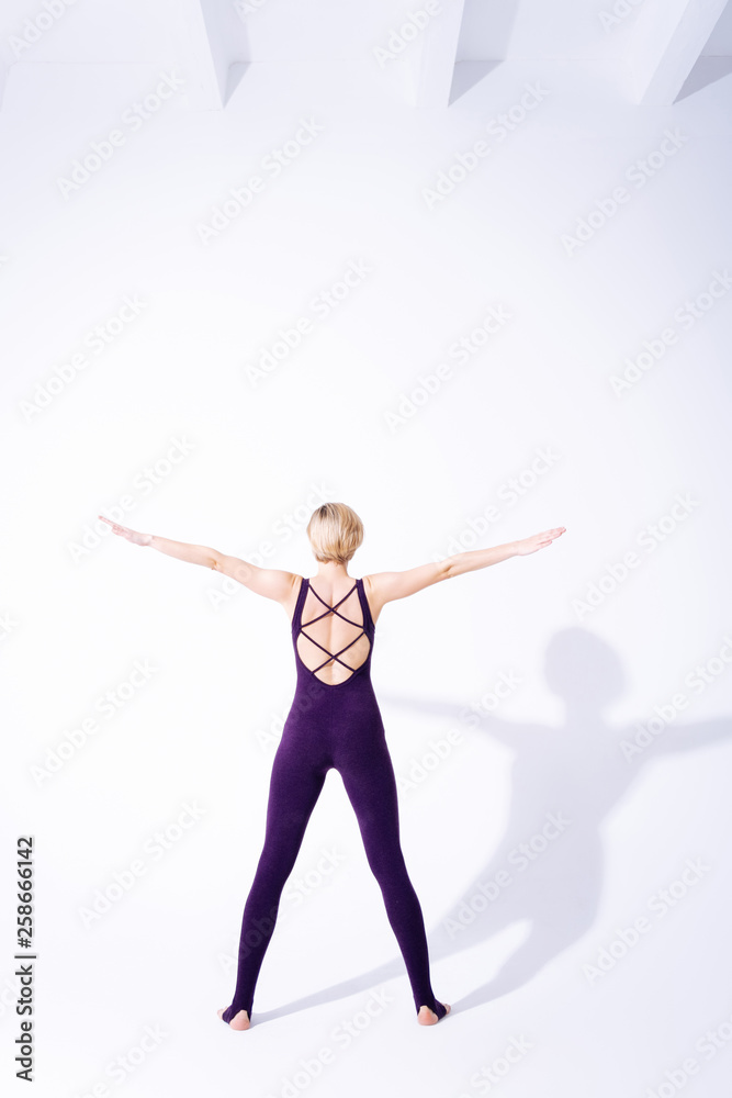 Obraz premium Nice good looking woman standing in front of the wall