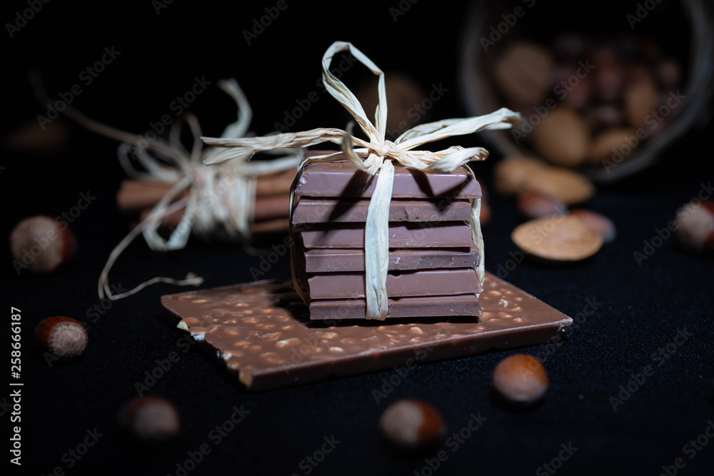Fototapeta premium Tafelschokolade mit Nuss