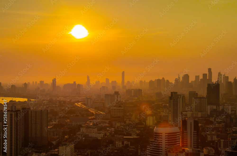 Fototapeta premium Bangkok / Tajlandia - 8 marca 2019: Widok z lotu ptaka, aby pokazać piękne niebo i duży ruch uliczny nad widokiem na Bangkok, który jest pełen szkodliwego pyłu PM2,5, który jest szkodliwy dla organizmu.