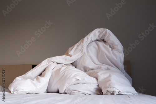 a white corrugated blanket on the bed