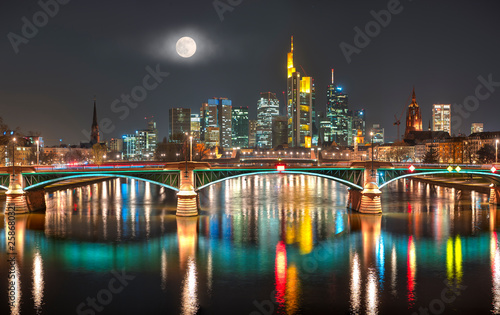 Die Skyline von Frankfurt am Main am Abend mit Vollmond © Frank Wagner