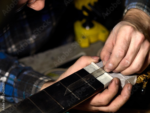 In the guitar workshop, Guitars Luthiers checks the accuracy of the Nut setting.