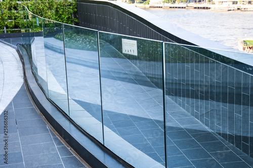 Fotografia tempered laminated glass railing balustrade panels frame less ,safety glass for modern architectural buildings